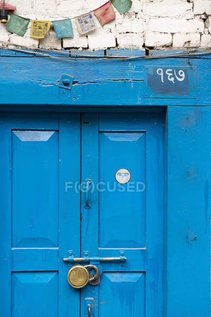 Porta in legno blu con lucchetto — Foto stock