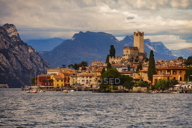 Vista panoramica di Malcesine, Lago di Garda, Italia — Foto stock