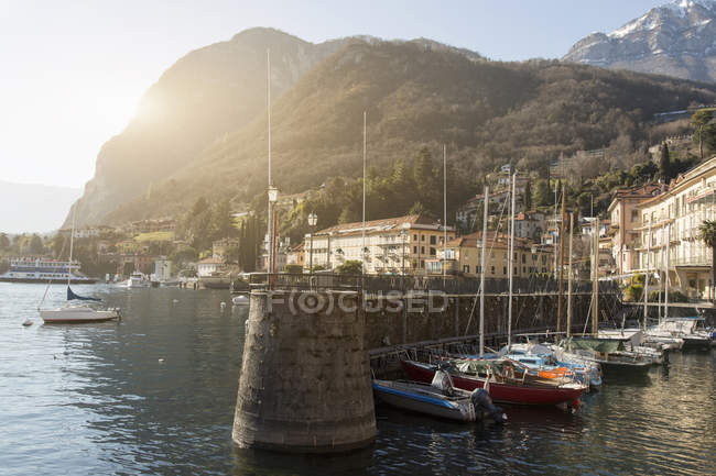 Boote ankern im sonnenbeschienenen hafen, comer see, italien — Stockfoto