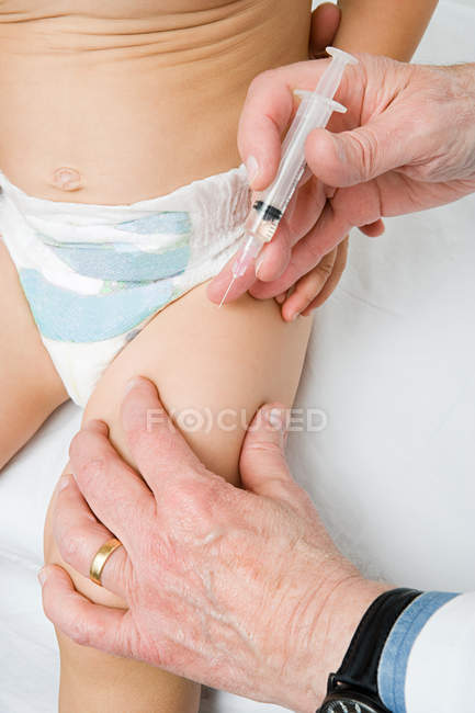 Bebê recebendo imunização, imagem cortada — Fotografia de Stock