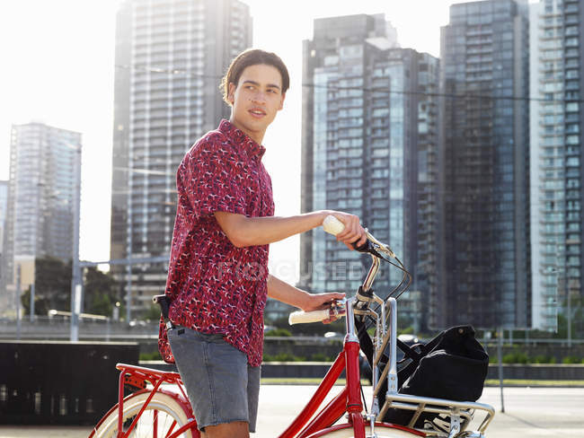 Joven en bicicleta, Southbank, Melbourne, Australia - foto de stock
