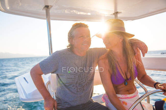 Couple relaxant sur yacht, Ban Koh Lanta, Krabi, Thaïlande, Asie — Photo de stock