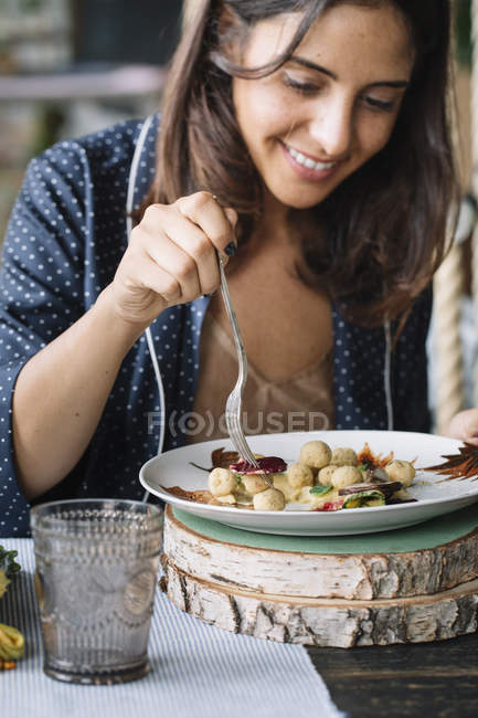 Mujer disfrutando de plato vegetariano - foto de stock