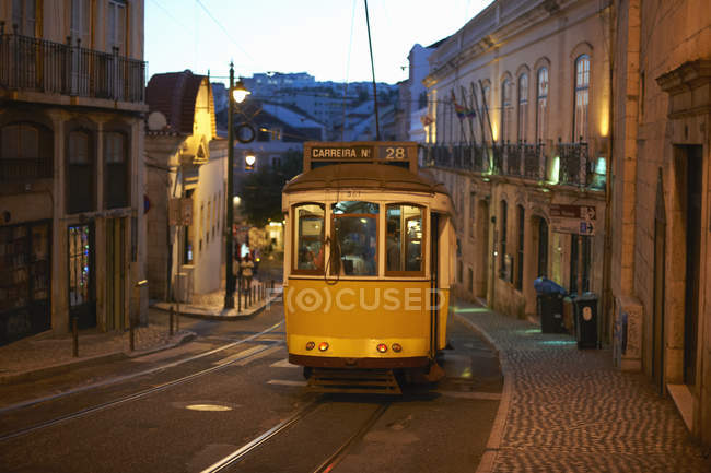 Трамвай рухається в центрі міста, Лісабон, Португалія — стокове фото