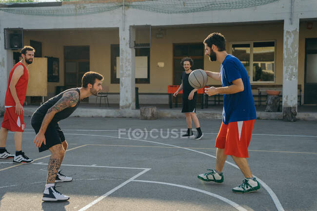 Друзі на баскетбольному майданчику грають у баскетбол — стокове фото