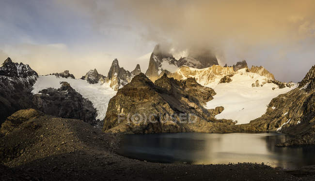 Nuage orageux sur la chaîne de montagnes Fitz Roy et Laguna de los Tres dans le parc national de Los Glaciares, Patagonie, Argentine — Photo de stock