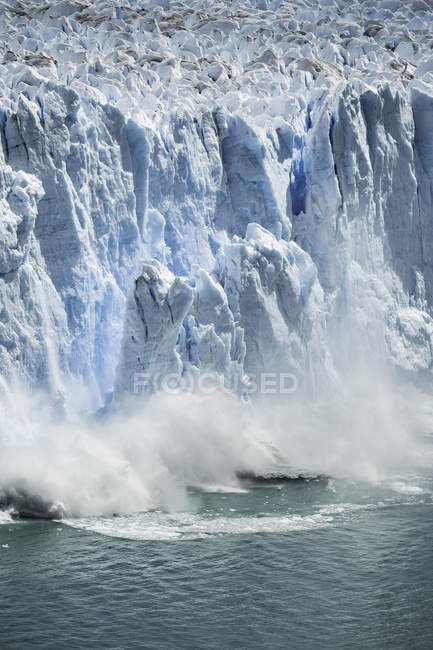 Hielo del Glaciar Perito Moreno cayendo en el Lago Argentino, Parque Nacional Los Glaciares, Patagonia, Chile - foto de stock