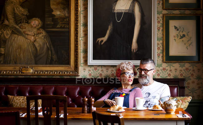 Schrullige paar entspannen in bar und restaurant, bourhabi, england — Stockfoto