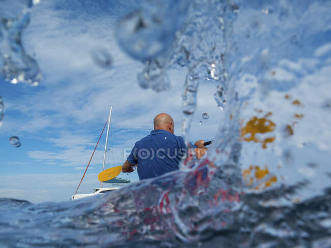 Vista trasera del hombre kayak, Ban Koh Lanta, Krabi, Tailandia, Asia - foto de stock