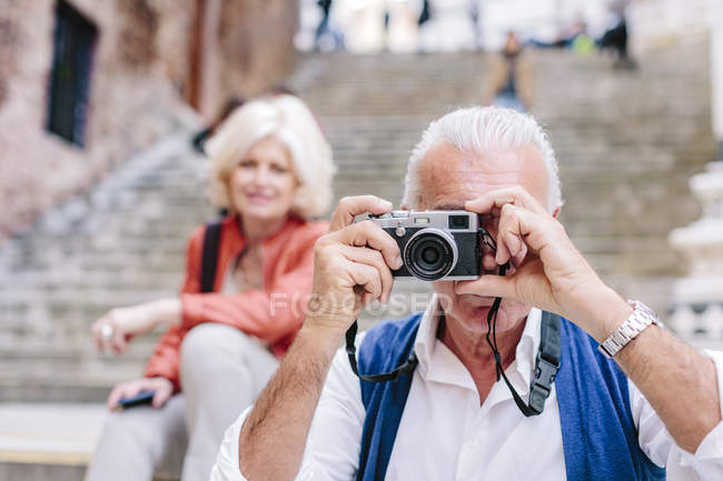 Старший турист фотографируется в Сиене, Тоскана, Италия — стоковое фото