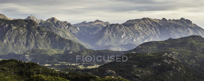 Paisaje de valle montañoso panorámico, Futaleufu, Región de Los Lagos, Chile - foto de stock