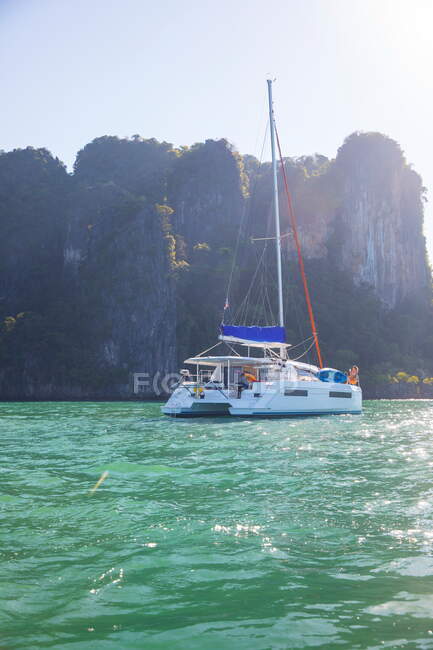 Yacht by island, Koh Roi, Thailand, Asia — Stock Photo