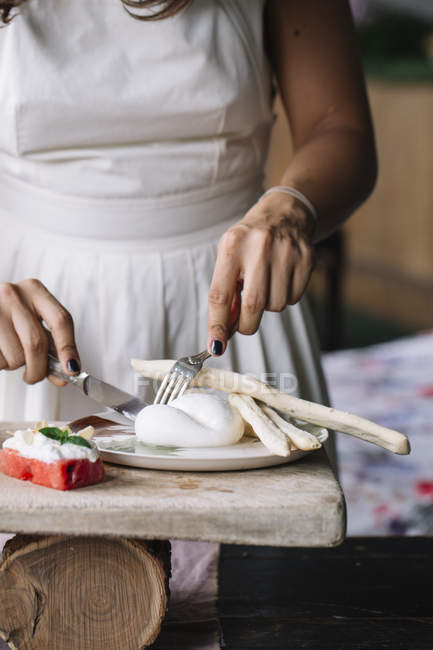 Femme préparant plat végétarien sur planche à découper — Photo de stock