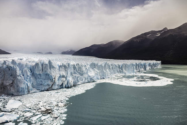 Вид на озеро Арґентіно і Perito Морено льодовик і гори в Лос Ґласіарес Національний парк, Патагонії, Чилі — стокове фото