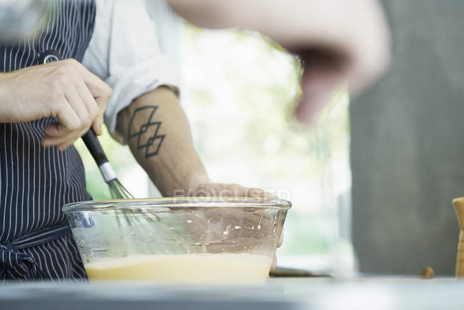 Küchenchef rührt Mischung in Rührschüssel — Stockfoto
