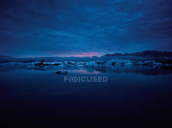 Vista panoramica del lago glaciale di notte — Foto stock