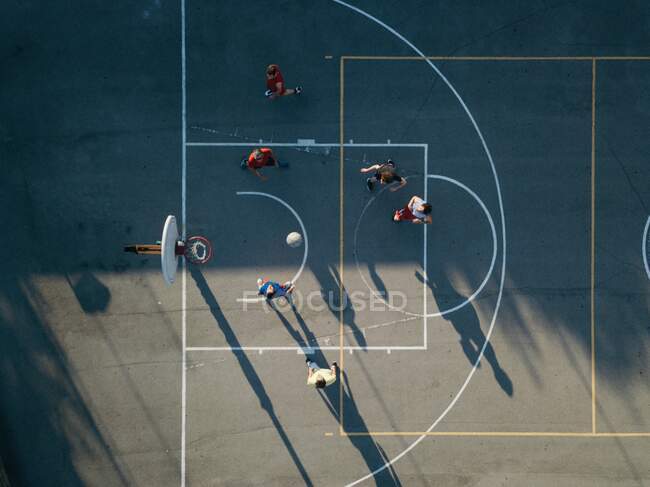 Visão aérea de amigos na quadra de basquete jogando jogo de basquete — Fotografia de Stock
