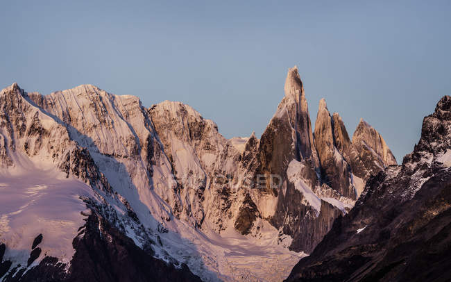 Pink sunset view of Cerro Torre and Fitz Roy mountain ranges Los Glaciares National Park, Patagonia, Argentina — Stock Photo
