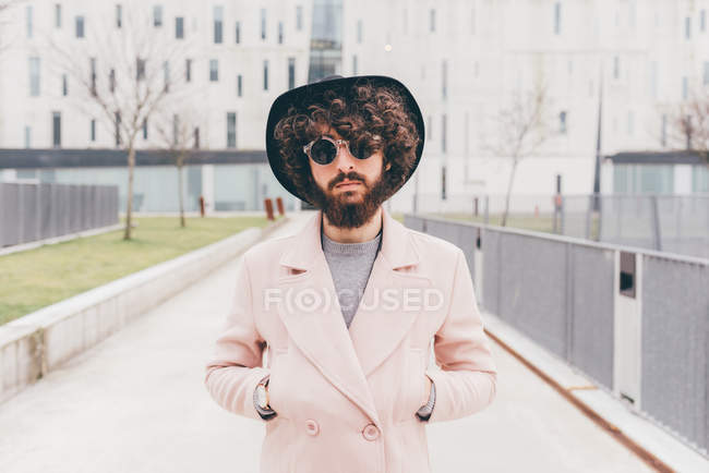 Porträt eines jungen Mannes, die Hände in den Taschen, im städtischen Umfeld — Stockfoto