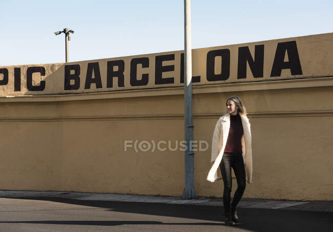 Female tourist strolling by wall with Barcelona in capital letters, Barcelona, Spain — Stock Photo