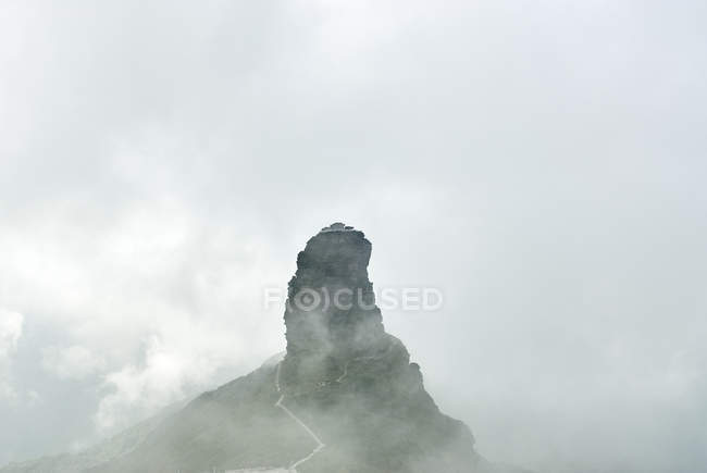 Mount Fanjing rock formation in mist, Jiangkou, Guizhou, China — Stock Photo