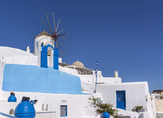 Casas de acantilados de color blanco y azul, Atenas, Attiki, Grecia, Europa - foto de stock