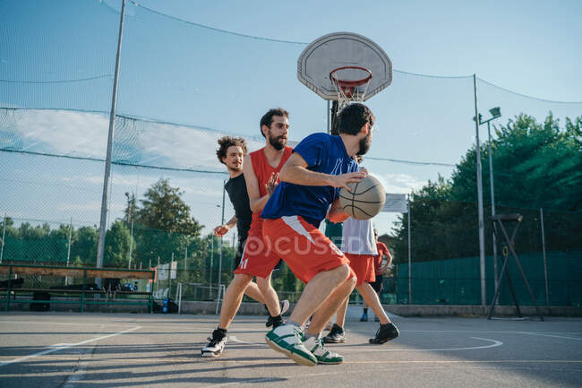 Amis sur le terrain de basket-ball jouer jeu — Photo de stock