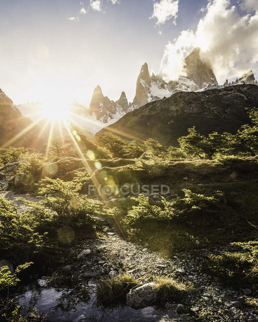 Sunlit  landscape and Fitz Roy mountain range in Los Glaciares National Park, Patagonia, Argentina — Stock Photo