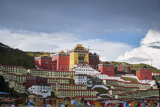 Katok Monastery and building development on hillside, Baiyu, Sichuan, China — Stock Photo