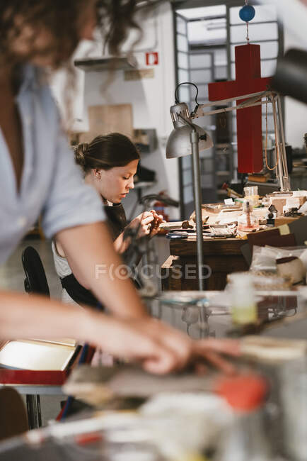 Deux joaillières au travail dans un atelier de bijouterie — Photo de stock