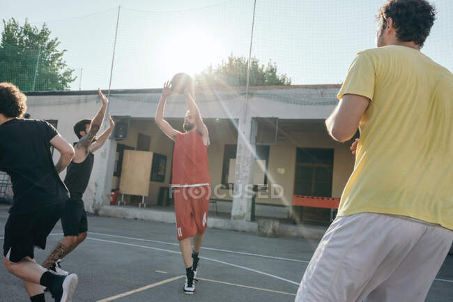 Друзі на баскетбольному майданчику грають у баскетбол — стокове фото