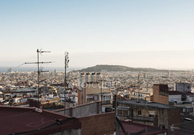 Vistas al paisaje urbano con antenas en la azotea, Barcelona, España - foto de stock