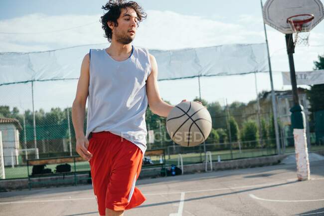 Homem na quadra de basquete jogando jogo de basquete — Fotografia de Stock