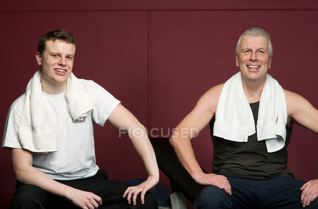 Father and son with towels in gym — Stock Photo