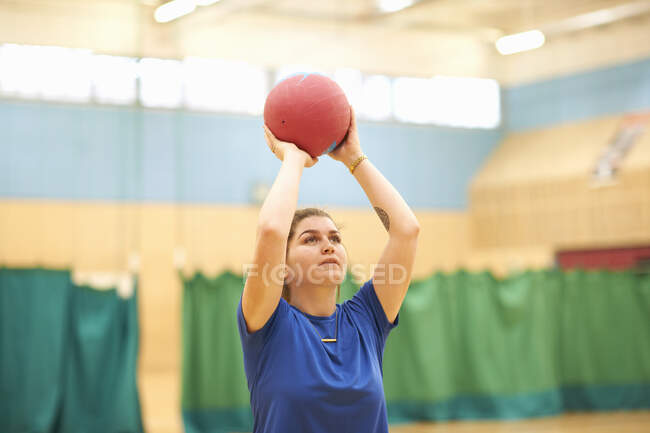 Jeune femme jouant au basket — Photo de stock