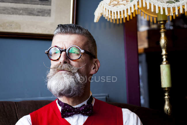 Portrait of stylish quirky senior man vintage cafe — Stock Photo