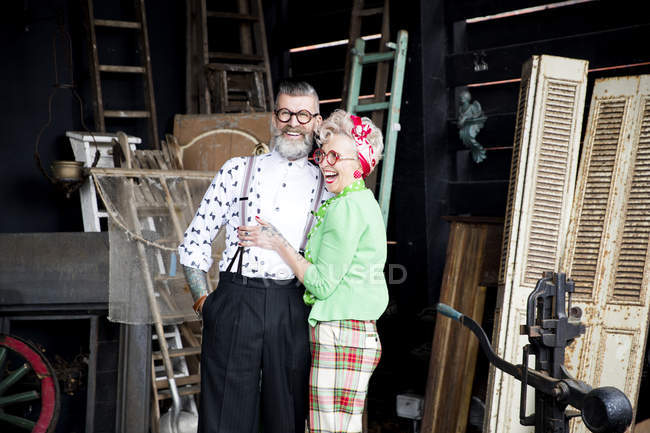 Vintage coppia ridere insieme a antiquariato emporio — Foto stock