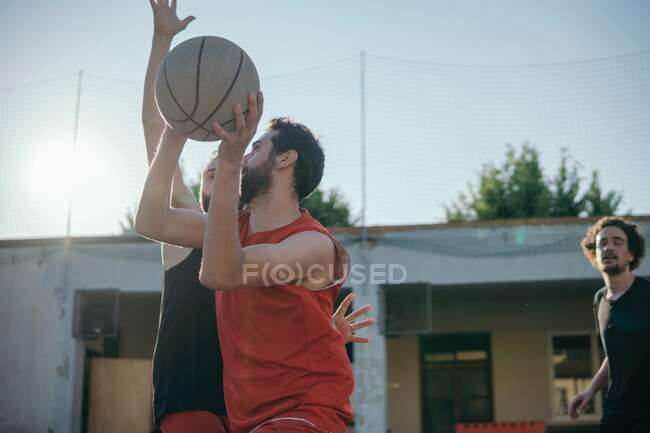 Friends on basketball court playing basketball game — Stock Photo