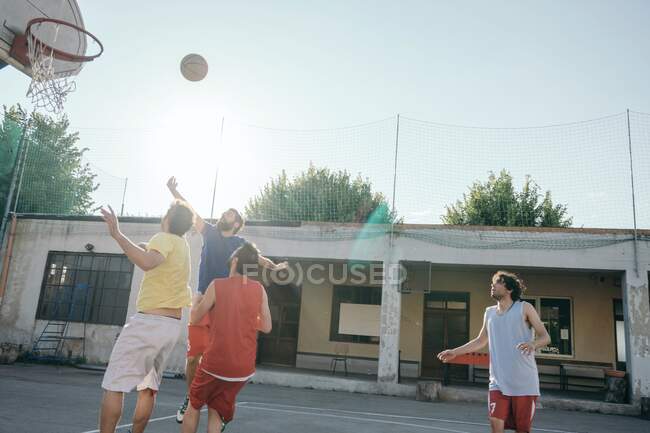 Freunde auf dem Basketballplatz spielen Basketball — Stockfoto