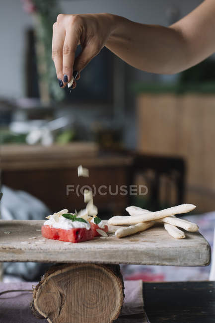 Frau bereitet vegetarisches Gericht am Schneidebrett zu — Stockfoto
