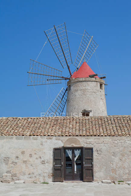 Velho moinho de vento em salinas perto de trapani — Fotografia de Stock