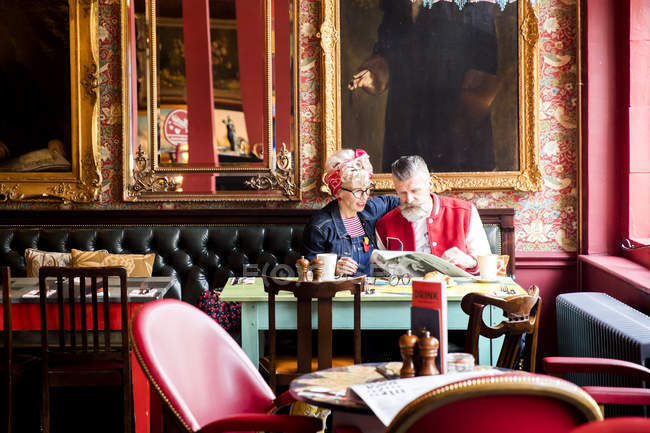 Schrullige paar entspannen in bar und restaurant, bourhabi, england — Stockfoto