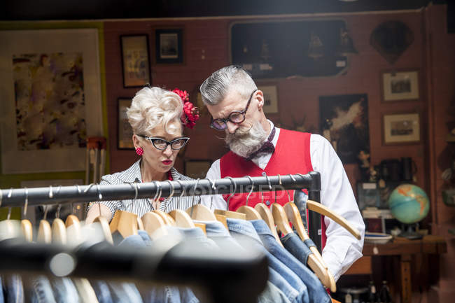 Quirky vintage casal compras em vintage e antigo empório — Fotografia de Stock