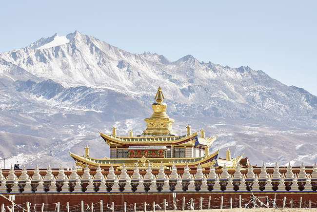 Templo y montañas de Tagong, Kangding, Sichuan, China - foto de stock