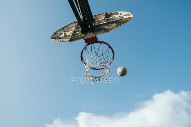 Вид снизу баскетбольная сетка и баскетбол — стоковое фото