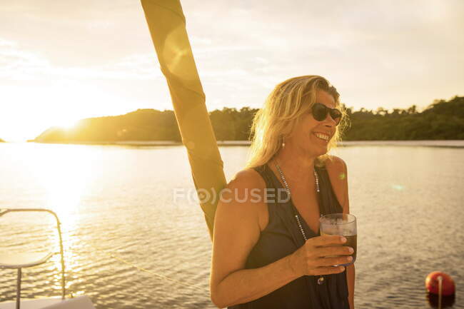 Donna rilassante su yacht al tramonto, Koh Rok Noi, Thailandia, Asia — Foto stock