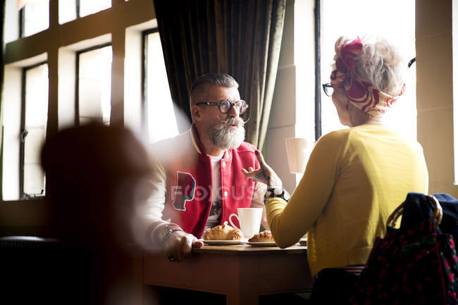 Quirky casal relaxante no bar e restaurante, Bournemouth, Inglaterra — Fotografia de Stock