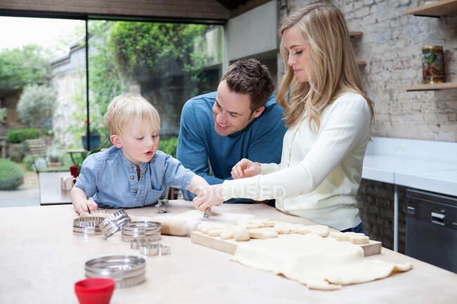 Familie backt gemeinsam in Küche — Stockfoto