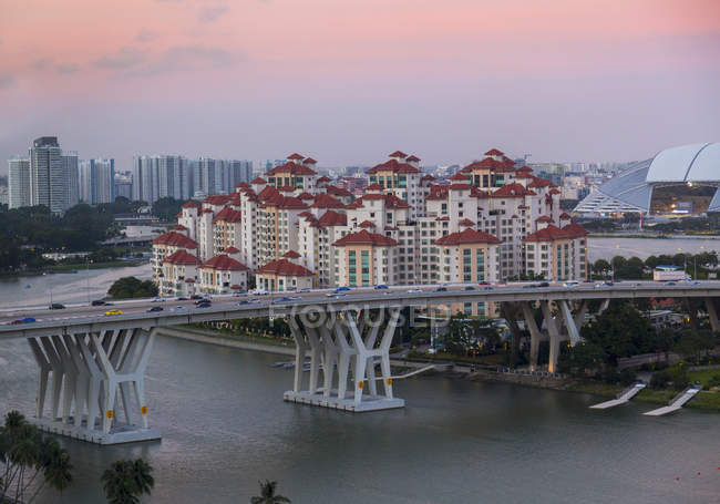 Paysage urbain surélevé avec pont autoroutier et appartements au crépuscule, Singapour, Asie du Sud-Est — Photo de stock