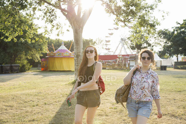 Porträt zweier Freundinnen beim Festival — Stockfoto